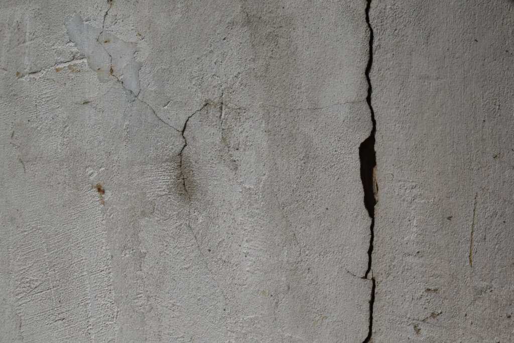 vertical foundation cracks
